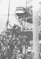 Tropas alemanas que llegan a Noruega por barco se preparan...