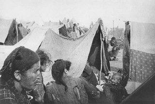 Армянские семьи у сделанных на скорую руку палаток...