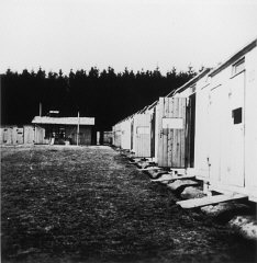 Vista de las barracas en el campo de reclusión de L...