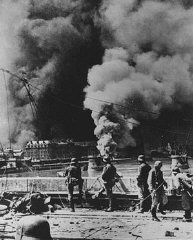 Las fuerzas alemanas durante el ataque militar en Rotterdam...