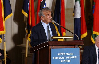 Elie Wiesel pronuncia un discurso en la ceremonia de...