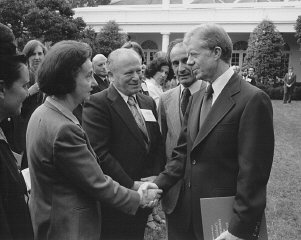 Vladka Meed estrecha la mano del presidente Jimmy Carter...