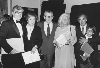 Elie Wiesel (derecha), con su esposa y su hijo, durante...