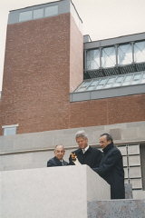 El presidente Bill Clinton (centro), Elie Wiesel (derecha)...