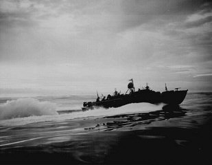Un torpilleur américain patrouillant au large des côtes...