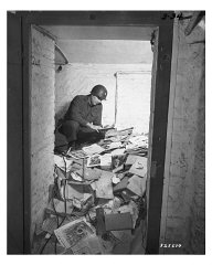 جندي أمريكي يتفقد أكوام من الكتب النازية التي تم العثور...