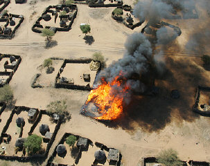 جنجوید پر حملہ کرنے اور لوٹنے کے بعد دارفور کے گاؤں...