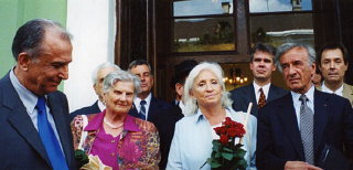 Elie Wiesel con su esposa Marion y el presidente Ion...